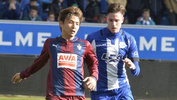 Vigaray e Inui durante un partido entre el Alavés y el Eibar.