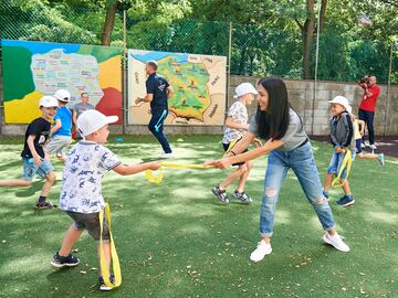 La leyenda del fútbol ucraniano y embajador de Laureus, Andriy Shevchenko, pidió más apoyo de salud mental para los jóvenes refugiados. 
Visitó una escuela de verano en Varsovia que está ayudando a los niños de Ucrania a recuperar el aprendizaje y el juego perdidos. 
Desde que la guerra se intensificó hace cinco meses, se han registrado al menos 5,8 millones de refugiados de Ucrania en toda Europa, la mitad de los cuales se estima que son niños y muchos no tienen acceso a la educación durante semanas.
Las escuelas de verano de Save the Children para niños de Ucrania en Polonia están proporcionando un refugio seguro donde los jóvenes refugiados pueden mejorar su educación, salud mental y bienestar psicosocial.