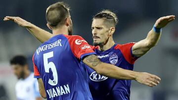 Juanan González, a la izquierda, y Albert Serrán, a la derecha, celebran una victoria de Bengaluru en la Superliga india.