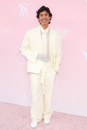 Patrick Ta posa en la alfombra roja del desfile de Victoria's Secret Fashion Show en Brooklyn.