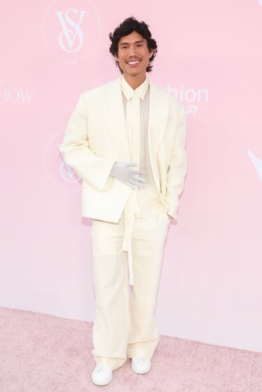 Patrick Ta posa en la alfombra roja del desfile de Victoria's Secret Fashion Show en Brooklyn.