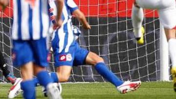 <b>EL SEGUNDO. </b>José Carlos hizo el segundo gol del Rayo, pero contó con la colaboración de Zé Castro que desvió el balón.