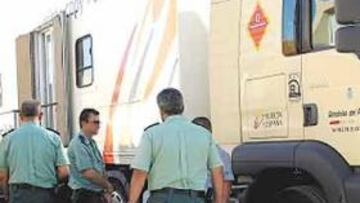 <b>ATENTOS. </b>Los agentes de la Guardia Civil recorrieron las instalaciones para prevenir un posible atentado.