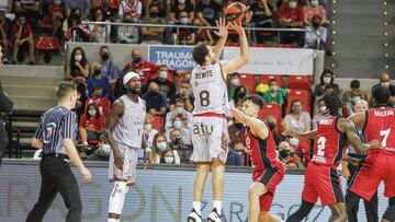 Vitor Benite lanza ante la defensa del Casademont Zaragoza.