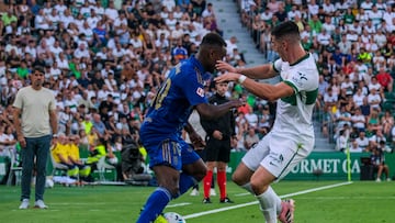 ELCHE, 21/09/2025.- El centrocampista francés del Oviedo Haissem Hassan (i) lucha con Martim Neto, del Elche, durante el partido de la quinta jornada de LaLiga que Elche CF y Real Oviedo disputan hoy domingo en el estadio Martínez Valero. EFE/ Pablo Miranzo.