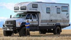 Mide 10 metros de largo, 4 de alto y 2,5 de ancho. Tiene un tanque de agua de 1.000 litros. Vale 1,5 millones de dólares. Es la reina de las autocaravanas.