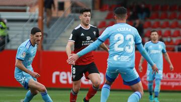 Meseguer controla el bal¨®n en el duelo ante el Cartagena de la pasada campa?a.