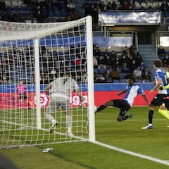 El Alavés escapa del descenso en otra noche épica