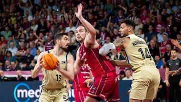 LÉRIDA, 19/04/2026.- El base del FC Barcelona, Tomas Satoransky (i), con el balón ante el pívot de Hiopos Lleida, Cameron Krutwig (c) durante el encuentro correspondiente a la fase regular de la Liga Endesa que disputan Hiopos Lleida y FC Barcelona, este domingo en el pabellón Barris Nord de Lleida. EFE/Álex López