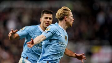 Newcastle (United Kingdom), 13/01/2024.- Kevin de Bruyne of Manchester City (R) celebrates after scoring 2-2 goal during the English Premier League match between Newcastle United and Manchester City in Newcastle, Britain, 13 January 2024. (Reino Unido) EFE/EPA/ADAM VAUGHAN EDITORIAL USE ONLY. No use with unauthorized audio, video, data, fixture lists, club/league logos, 'live' services or NFTs. Online in-match use limited to 120 images, no video emulation. No use in betting, games or single club/league/player publications.
