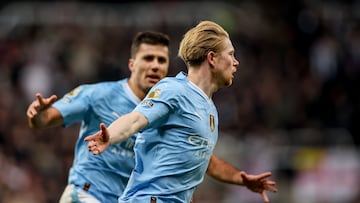 Newcastle (United Kingdom), 13/01/2024.- Kevin de Bruyne of Manchester City (R) celebrates after scoring 2-2 goal during the English Premier League match between Newcastle United and Manchester City in Newcastle, Britain, 13 January 2024. (Reino Unido) EFE/EPA/ADAM VAUGHAN EDITORIAL USE ONLY. No use with unauthorized audio, video, data, fixture lists, club/league logos, 'live' services or NFTs. Online in-match use limited to 120 images, no video emulation. No use in betting, games or single club/league/player publications.
