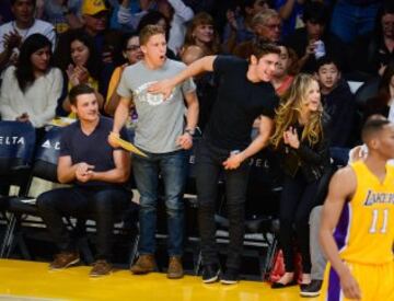 Zac Efron durante el duelo entre Los Angeles Lakers y Dallas Mavericks.