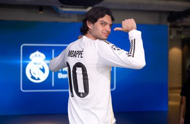 Tienda del Bernabéu con las camisetas de Mbappé.