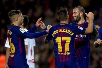 Alcácer celebrates with his teammates after scoring the first against Real Murcia.