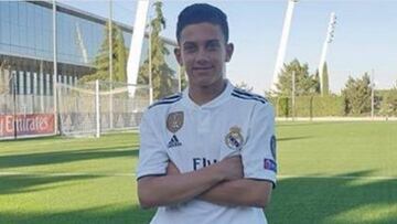José Antonio Reyes López, hijo de José Antonio Reyes, vestido con el uniforme del Real Madrid en uno de los campos de Valdebebas.