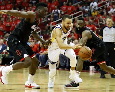 Curry intenta superar la marca de Capela. El suizo jamás pudo ganar un duelo contra el base; sin embargo, sí pudo bajar 9 rebotes.