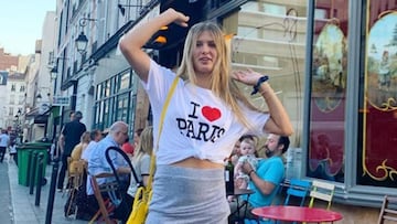 La tenista canadiense Genie Bouchard haciendo turismo en Par&iacute;s con una camiseta blanca en la que se lee &#039;I love Par&iacute;s&#039;