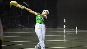 GERNIKA (VIZCAYA), 03/06/2025.- La jugadora de Euskadi ante la selección de México este martes, durante la I Liga de Naciones de cesta punta de frontón de 54 metros en el frontón Jai Alai de Gernika (Vizcaya). EFE/ Luis Tejido