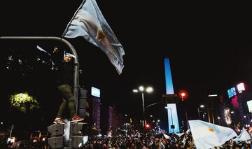 Numerosos aficionados de La Albiceleste salieron por las calles de Buenos Aires para celebrar el título de la Copa América conseguido ante el eterno rival, la selección brasileña. 