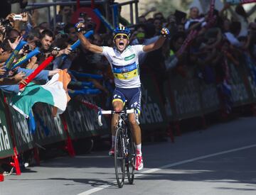 Aquel día Alberto Contador, con su ataque lejano cuando aún no había ni conectado la televisión, escribió una página imborrable. Su imagen de atacante continuo se forjó aquel día en el que Purito, líder, perdió la carrera. El de Pinto se lanzó a falta 50 km para la meta y acabó ganando en solitario en una de sus actuaciones más rememoradas.