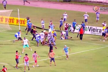 Dos heridos graves tras una pelea de hinchas en el Rei Pelé