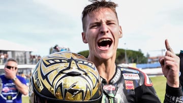 Quartararo celebra su t&iacute;tulo de campe&oacute;n en Misano con un casco especial.