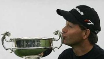 <b>MASTERS DE ALEMANIA. </b>El surafricano Retief Goosen besa el trofeo que le acredita como vencedor.