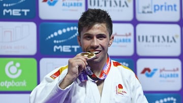 Spain's Francisco Garrigos poses with his gold medal during the podium ceremony at the World Judo Championships in Doha on May 7, 2023. (Photo by KARIM JAAFAR / AFP)