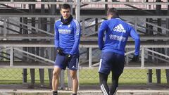 Narv&aacute;ez, junto a Zapater (de espaldas) en el entrenamiento de esta ma&ntilde;ana del Real Zaragoza.