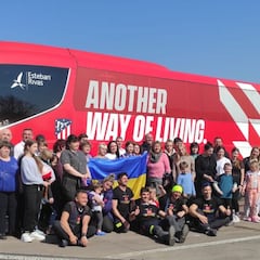 El autobús del Atlético regresa a Madrid con 36 refugiados