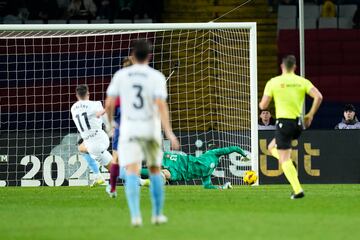 1-3. Christian Stuani se anticipa en el salto a Ronald Araujo, asiste de cabeza a Valery Hernández que gana en el duelo a Jules Koundé y bate a Iñaki Peña con un disparo cruzado a la izquierda del guardameta azulgrana.