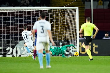 1-3. Christian Stuani se anticipa en el salto a Ronald Araujo, asiste de cabeza a Valery Hernández que gana en el duelo a Jules Koundé y bate a Iñaki Peña con un disparo cruzado a la izquierda del guardameta azulgrana.