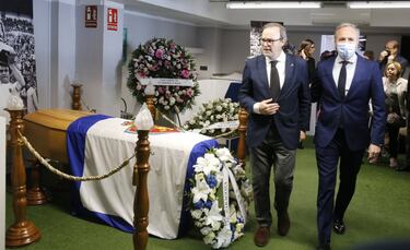 Jorge Azc¨®n, alcalde de Zaragoza, acompa?ado por Fernando Sainz de Varanda, presidente en funciones del Real Zaragoza.
