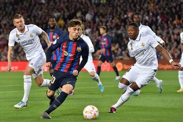 Gavi progresa con el balón ante la antenta mirada de Toni Kroos y David Alaba.