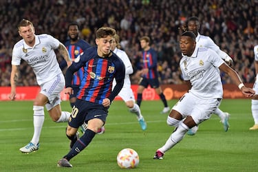 Gavi progresa con el balón ante la antenta mirada de Toni Kroos y David Alaba.