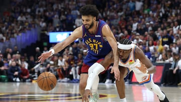 Jamal Murray gana una posesión ante la defensa de Shai Gilgeous-Alexander.