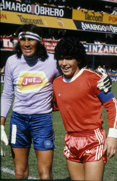 Hugo Gatti posa con Diego Maradona antes del encuentro entre Boca Juniors y Argentinos Juniors. 

 