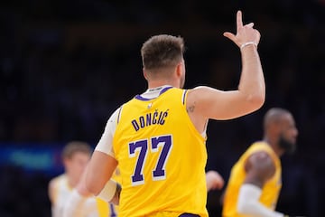 Luka Doncic celebra un triple durante el duelo entre Los Angeles Lakers y los Utah Jazz.