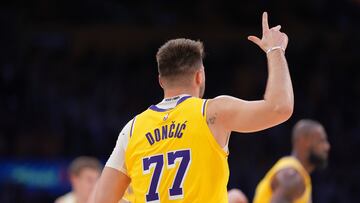Luka Doncic celebra un triple durante el duelo entre Los Angeles Lakers y los Utah Jazz.