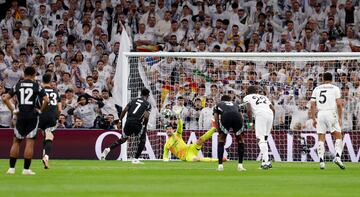 Letexier señaló pena máxima por el agarrón de Asencio a Mikel Merino. El encargado de tirarlo fue Saka y una mano espectacular de Courtois evitó el 0-1.