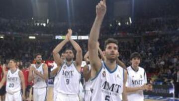 Rudy, Reyes y el resto de jugadores del Real Madrid celebran un triunfo.