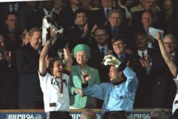 Volvió el rey de Europa. Alemania jugó ante la República Checa su quinta final de la Eurocopa en ocho participaciones y no dejó pasar el tren. Logró en Wembley su tercer título aumentando así su leyenda y lo hizo derrotando a la República Checa con un 'gol de oro'. Un suplente, Oliver Bierhoff, cumplió su papel de revulsivo y logró empatar un partido que se le había puesto a Alemania muy cuesta arriba. En la prórroga, el delantero volvió a marcar y ahí se acabó todo. Los alemanes, campeones. En la imagen, Jurgen Klinsmann levanta la Copa. 