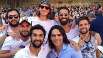 AMIGOS. Arda estuvo viendo el tenis con Filipe, Diego y Falcao.