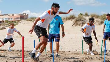 Alderete, en plena sesión en la playa de Oliva.
