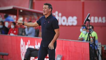 Luis García Plaza dando instrucciones en un encuentro