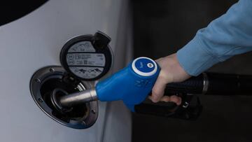 15 April 2022, Hessen, Bad Soden: A customer at a gas station fills his car with gasoline. Photo: Hannes P. Albert/dpa (Photo by Hannes P. Albert/picture alliance via Getty Images)