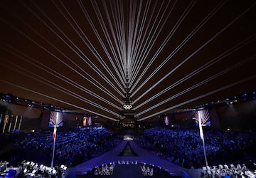 Espectáculo de luces en la Torre Eiffel durante la ceremonia inaugural de los Juegos Olímpicos de París 2024.