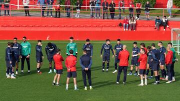 21-12-23. IMAGEN DE LA PLANTILLA DEL SPORTING MOMENTOS ANTES DE COMENZAR UN ENTRENAMIENTO EN MAREO.