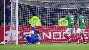 Momento de una de las atajadas de Guillermo Ochoa contra Jamaica.