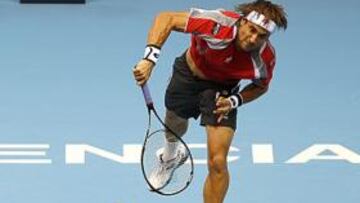 <b>AL SAQUE. </b>David Ferrer se quedó como único tenista español en las semifinales del Valencia Open.